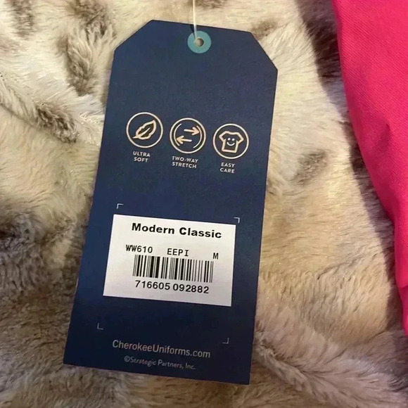 NWT Cherokee Workwear Scrub Top - Picture 4 of 5